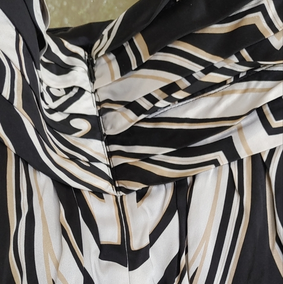 White House Black Market brand maxi dress. Size 6 - Picture 5 of 5